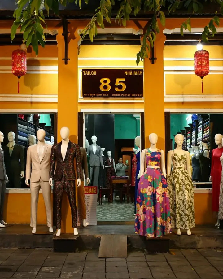 Áo mới treo trên móc gỗ